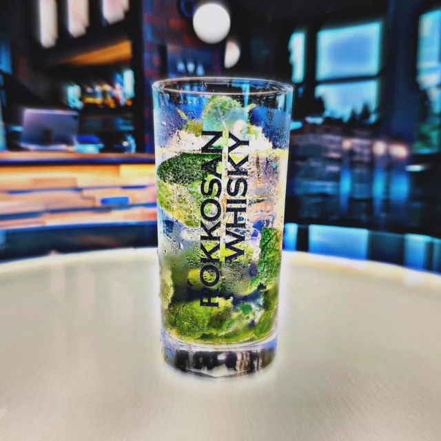 【ミントジュレップ🌱】
今回蒸溜所に自生するミントを使い、ウイスキー（本来はバーボン）をベースとする🧊冷たいカクテル🍸を作ってみました。
作り方はタンブラー🥃にウイスキー（今回はミズナラノンピートを使用）を45〜60ml、ミント🌱（若芽6枚〜10本）と砂糖（今回はシロップ）、少量の炭酸水を入れてペストル等ですり潰し、砕氷🧊を入れてから炭酸を適量入れて軽くかき混ぜました。とても爽やかでこれからの季節には最高です✨ぜひお気軽に挑戦してみて下さい！

ミントは蒸溜所ツアーに来られた際にはぜひもぎって下さい🙆‍♂️紫陽花やラベンダーなどの花も蒸溜所の庭に咲いていますので、ぜひ土曜日曜にご見学に来てくださいね。

#whisky #ウイスキー蒸溜所 #蒸溜所 #蒸留所 #蒸留 #六甲山 #rokkosan #ジャパニーズウイスキー #クラフトウイスキー #ウイスキー好きな人と繋がりたい #ウイスキー愛好家 #ウイスキーがお好きでしょ#ウイスキー好き #バー #bar #六甲山系 #神戸 #kobe #元町whisky #青山whisky #芦屋whisky #川端whisky #アクサス #axas #ミント #ミントジュレップ