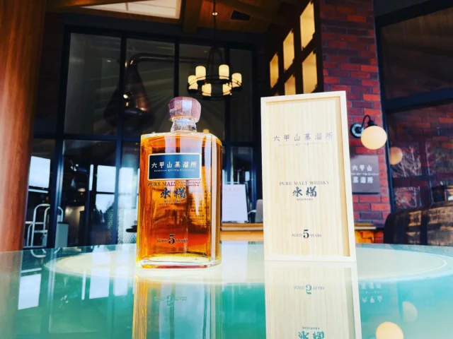 【新商品】
六甲山蒸溜所　PURE MALT WHISKY
水楢5年ノンピート（木箱入り）
720ml/アルコール分42度/¥38,500円（税込）

厳選したスコットランド産モルト原酒を、⛰六甲山の森の澄んだ空気とともにミズナラ樽で追熟しました。
ミズナラ由来のオリエンタルな伽羅香又🌳木々を駆け抜ける爽やかな風を思わせる余韻が特徴で、🥃トワイスアップやニートでお楽しみ下さい。

 #whisky #ウイスキー蒸溜所 #蒸溜所 #蒸留所 #蒸留 #六甲山 #rokkosan #ジャパニーズウイスキー #クラフトウイスキー #ウイスキー好きな人と繋がりたい #ウイスキー愛好家 #ウイスキーがお好きでしょ#ウイスキー好き #バー #bar #六甲山系 #神戸 #kobe #元町whisky #青山whisky #芦屋whisky #川端whisky#アクサス #axas 
#長崎whisky #山城whisky#自由が丘whisky 

蒸溜所直営店の青山ウイスキー・芦屋ウイスキー・川端ウイスキー・自由が丘ウイスキー・長崎ウイスキー・元町ウイスキー・山城ウイスキーでお買い求め下さい。