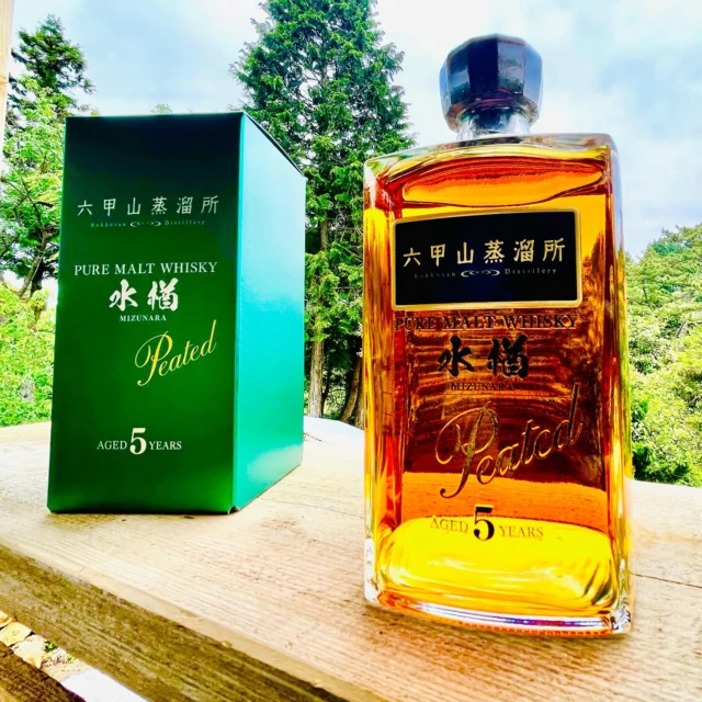 【水楢Peted5年】new releass✨
六甲山蒸溜所　PURE MALT WHISKY
水楢5年ピーテッド
720ml/アルコール分42度/¥13,200円（税込）

厳選したスコットランド産モルト原酒を、六甲山の🌳森の澄んだ空気とともにミズナラ樽で追熟し、山上から汲み出した天然水を加え、味わいを調整し、ボトリングしています。ピーテッドタイプはニッキのような甘い風味、ミズナラ由来の古木と白檀香、ほんのりと感じるピートの香り、凛とした寺院の空気を思わせる余韻が特徴のピュアモルトウイスキーです。
発売まであと少しお待ち下さい!!
発売日が決まりましたらストーリー等でお知らせします。お楽しみに😊