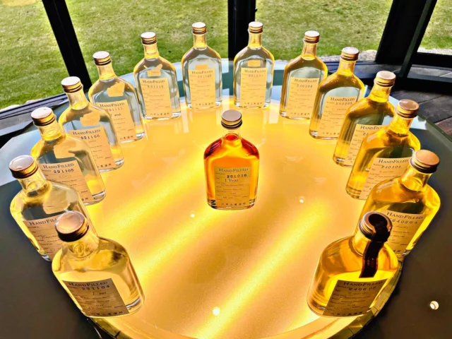 【樽熟成】
蒸溜で得た原酒を樽に詰めて来月で2年が経ちます。樽のタンニン等の成分が溶け出し無色透明な原酒から琥珀色🥃にかわり、現在は口あたり、香りとともにまろやかさや風味が増しています😊

【六甲山蒸溜所HAND FlLLED】
　容量200ml  度数66%
　3,300円（税込）

＊11月ツアー＊
日　時
 11月3日（月曜日）㊗️
時　間
① 13時00分〜14時00分
② 15時00分〜16時00分
金　額
3,000円（税込）

11月と言えども山頂近くは寒くなっています。🧣暖かい服装でお越しください。
12月六甲山閉山前のこの機会に奮ってご参加ください。

スタッフ一同皆様にお会いできることを楽しみにしております🏔