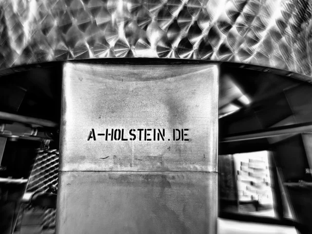 【単式蒸留器①】ポットスチル
単式蒸留器とは、発酵液（もろみ）を加熱・蒸発させ、出てきた蒸気を冷やして再び液体に戻すことで、アルコール度数と香味成分を濃縮する役割を担います。又材質は、銅で出来ており、成型加工もしやすいが、アルコール蒸気中に含まれる硫黄化合物と銅が反応して、不快な香気成分を除去・分離してくれます。六甲山蒸溜所のポットスチルはドイツ製🇩🇪のアーノルド・ホルスタイン社製のランタン型です。効果はくびれがあることで、蒸気の泡立ちやミスト（霧）の流出をおさえ、不純物が少なく、雑味のないクリーンな原酒が生まれます。又上部のラインアームの向きが風味にも影響を与え、ラインアームが上に向いていれば軽い成分が通りやすく、下に向いていれば重い成分も通りやすくなります。
11月は一回だけの見学ツアーになり、今年は最後になります。又来年以降の見学ツアーを宜しくお願いします🍁