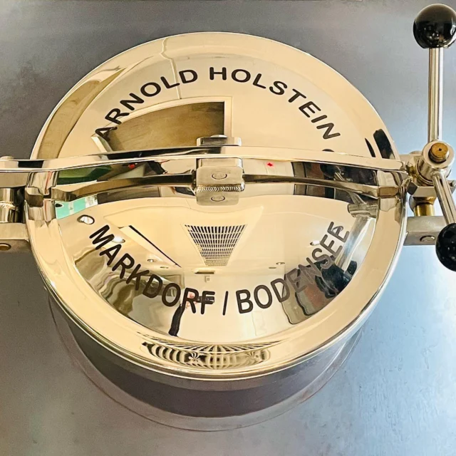 【単式蒸留器②】
前回の続きになりますが、ポットスチルに発酵槽から、モロミを移送した過程を、上部マンホールを開けて覗いてみたのをアップして見ました✨内部には焦げ付き防止や効率的な加熱又均一な蒸留を行う為にスクリュー（左側シャフト：撹拌目的）が設置されています⚙️しかし全てのポットスチルにスクリューがついてるわけではありません。この過程から、水の沸点が100℃であるのに対し、アルコールの沸点は約78.4℃。その違いを利用し、モロミを加熱して、アルコールを凝縮させる蒸溜が始まります。沸点の低いアルコール分が先に蒸気となり、冷却して液体化させたものが蒸溜液（スピリッツ）となっていきます😊