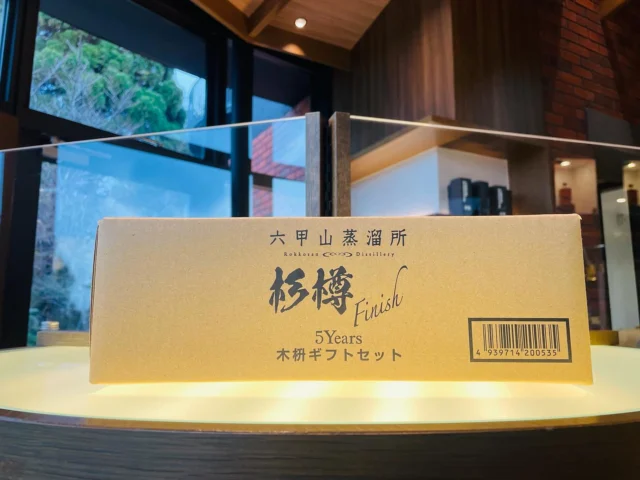 【杉樽FINISH 5年】木枡セット🌲
菊正宗酒造を代表する製品のひとつ「樽酒」に使われた最高品質の吉野杉の四斗樽（72L）に厳選した5年物スコットランド産モルト原酒を充填し、追熟しました。吉野杉を使用するのは、産地の紀伊半島が気候温暖で雨が多い為、杉の香りが良い上に木目🪵が平均化しているので、古くから酒樽としては最高の品質とされているからです。杉樽の香りを楽しんで頂く為、加水調整、冷却濾過を行っておりません。清々しい吉野杉の癒しの香り、杏子やドライフルーツ、蜂蜜🍯を思わせる味わい、清酒由来のフルーティな余韻を木枡と共にお楽しみ下さい。
只今、弊社系列のウイスキーショップにて販売となります。

【アルコール度数】57%
【内　容　量】500ml
【価　格】14,300円（税込）

#元町whisky #芦屋whisky #山城whisky #川端whisky #長崎whisky
