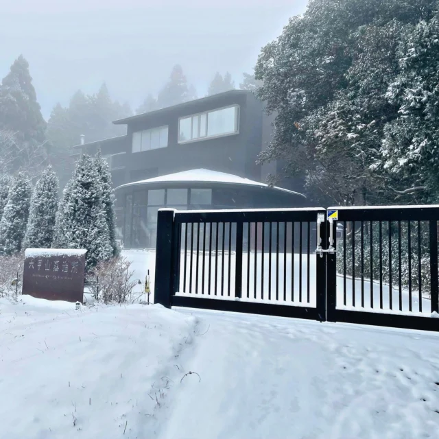 【蒸溜所見学ツアーについて】2024年1月写真参考
六甲山🏔の気象条件等❄️により、見学ツアーにつきましては、春以降を予定しています。日程等決まりましたらホームページやインスタグラムでお知らせ致します。

＊尚、蒸溜所のショップ（売店）につきましては、平日、祝日（土日除く）AM10時〜PM15時の間対応させて頂きます。
予めお電話等でご連絡頂だければ幸甚です。
🌸スタッフ一同お待ちしています🌸