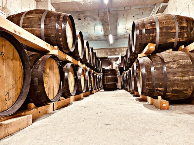 【エールモルト】
六甲山蒸溜所では、🌳森の中の熟成庫において現在エールモルトで仕込んだNew PotをPX樽（ペドロ・ヒメネス）で熟成させています。寒暖差のある六甲山の森では、樽の膨張・収縮が最大限に行われて、PX樽ならではの、干しブドウやレーズンのような濃厚な甘みに又シロップやドライフルーツの甘やかな香りに仕上がる🥃と思われます。3年後をお楽しみに😊

又3月からツアーを再開致しました。
蒸溜器も様変わりしており、スタッフ一同皆様のお越しをお待ちしています。
🌸ご予約は六甲山ホームページよりお願いします🌸
（Instagramプロフィール内にURLがあります）