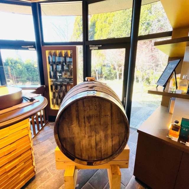 【カルヴァドス樽】樽サイズ：パンチョン
カルヴァドスとは古くからフランス🇫🇷のノルマンディー地方で作られている🍎リンゴ（と梨）を原料とした蒸留酒です。

そのカルヴァドス樽で熟成させたウイスキーの加速度テストをしました。非常にまろやかで甘みが増して美味しい🥃が出来上がりました。

蒸溜所（ハンドフィル）及びネット販売（準備中）でのみご購入可能です😊

【アルコール度数】60%
【内　容　量】200ml / 500ml
【価　格】200ml：3,300円（税込）
 500ml：5,500円（税込）

蒸溜所ツアー時のお楽しみにして下さいね😊