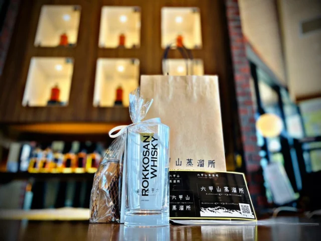 【六甲山蒸溜所見学ツアー】5月
日　時
5月3日（日）・5月4日㊗️（月）
時　間
①10時30分〜11時30分
②13時00分〜14時00分
③15時00分〜16時00分
金　額
3,000円（税込）

5月の六甲山は新緑が🏞️美しく、爽やかでハイキング🥾に最適ですが、山頂は霧がかかったり突然の雨も予想されるので寒暖差に対応出来る準備も宜しくお願いします。
又蒸溜所見学では、4種の試飲の他に、蒸溜所にしかない🥃がお土産に付きます😊是非ゴールデンウィークのこの期間に見学ツアーを予定に入れて見てはいかがでしょうか。
スタッフ一同皆様にお会いできる事を楽しみにお待ちしております✨
ご予約は六甲山ホームページよりお願いします。
（Instagramプロフィール内にURLがあります）